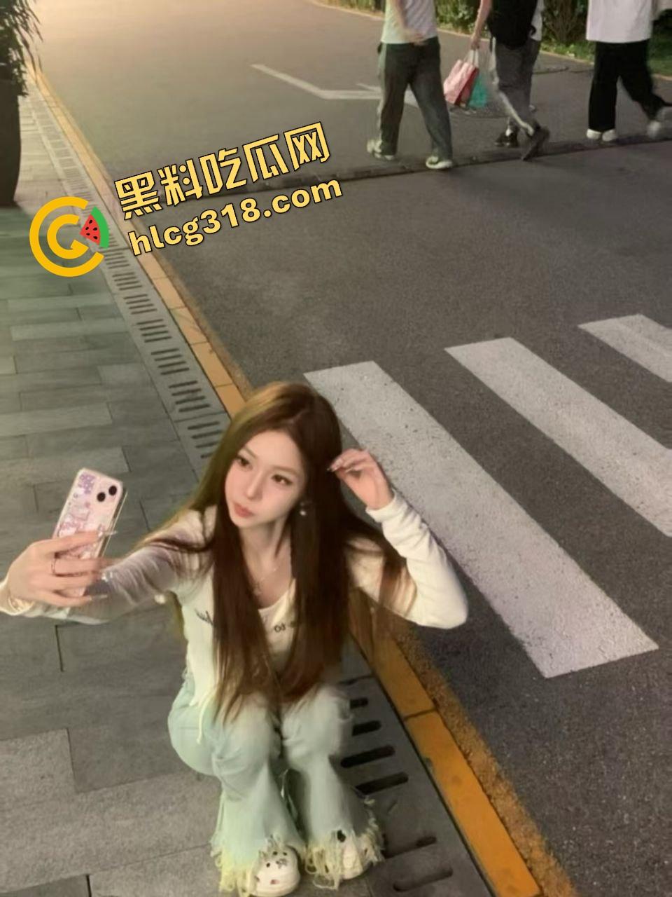 南昌技校大长腿学姐『赵曼曼』骚脚白虎夹屌被操到喷水,大长腿架头顶姿势真他妈绝,内射姿势太骚了!-4