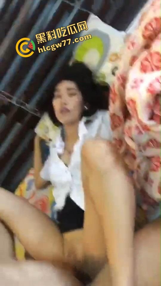 内蒙古赤峰空姐【王雪】婚内被包养,人妻身份挡不住浪逼本性,每次小哥出差就提前开房爽操一炮!-6