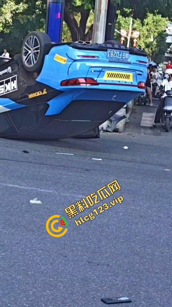 广州海珠区车祸惨烈,外卖小哥血溅当场,车子翻得都认不出来!-2