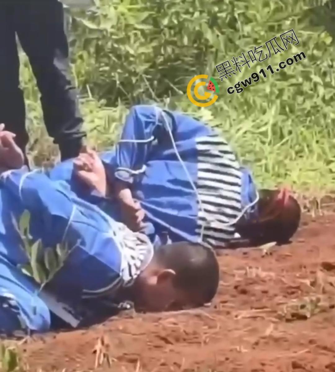缅甸木邦枪决现场视频流出!枪声轰鸣,血流成河,七命赴死,凄惨一幕惊心动魄-8