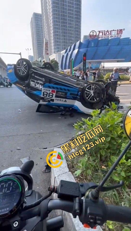 广州海珠区车祸惨烈,外卖小哥血溅当场,车子翻得都认不出来!-3