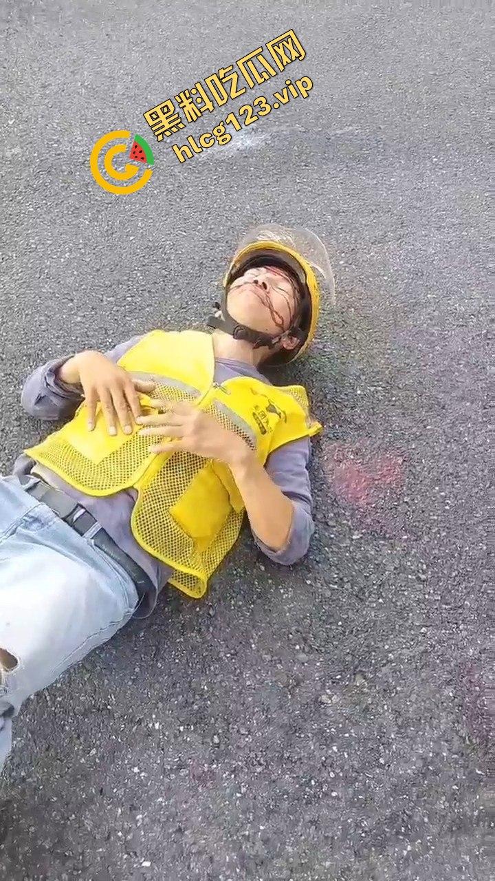 广州海珠区车祸惨烈,外卖小哥血溅当场,车子翻得都认不出来!-4