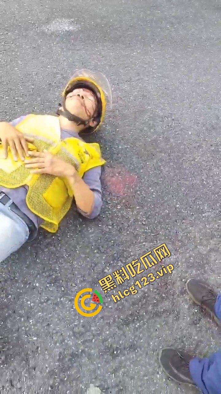 广州海珠区车祸惨烈,外卖小哥血溅当场,车子翻得都认不出来!-5