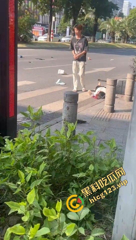 广州海珠区车祸惨烈,外卖小哥血溅当场,车子翻得都认不出来!-8