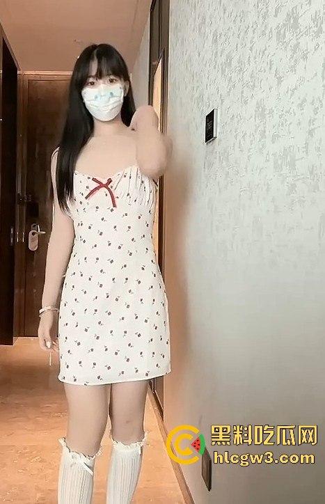 推特福利姬极品萝莉学生妹【啵啵兔】纯欲反差大揭秘,户外露出、道具自慰性感裸舞全能骚货!-1