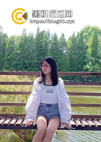 海南反差骚幼师【秦舒培】表面上清纯眼镜妹 私下却是精盆公交车 到处聊骚约炮-1