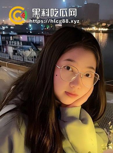 海南反差骚幼师【秦舒培】表面上清纯眼镜妹 私下却是精盆公交车 到处聊骚约炮-2