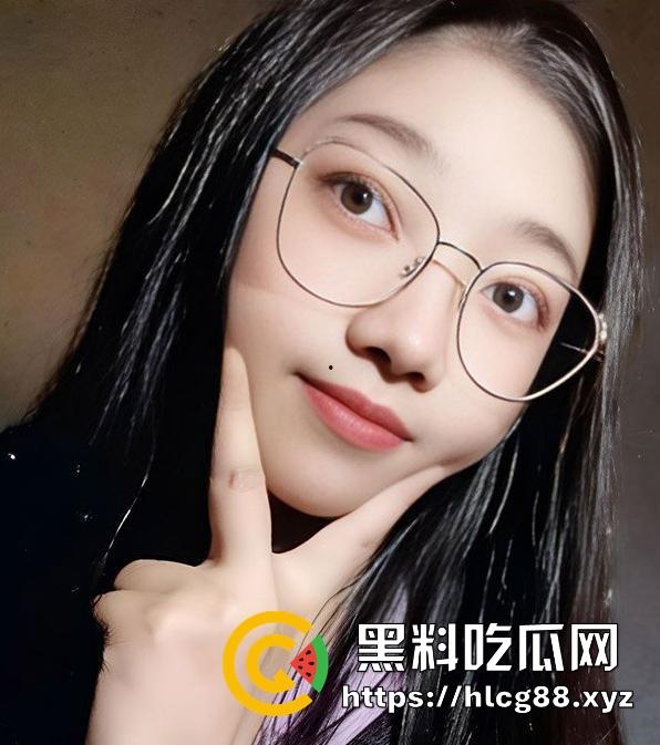 海南反差骚幼师【秦舒培】表面上清纯眼镜妹 私下却是精盆公交车 到处聊骚约炮-3