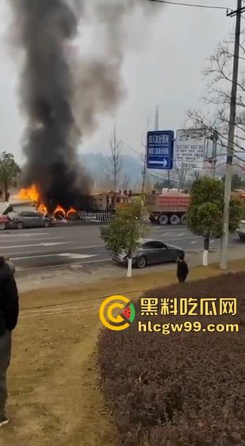 夺命惊魂!四川巴中公路变修罗场,渣土车疯狂冲撞血溅街头,多车成废铁,五人丧命!-2