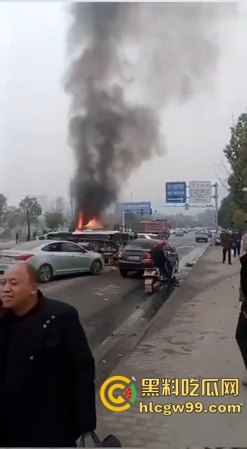 夺命惊魂!四川巴中公路变修罗场,渣土车疯狂冲撞血溅街头,多车成废铁,五人丧命!-3