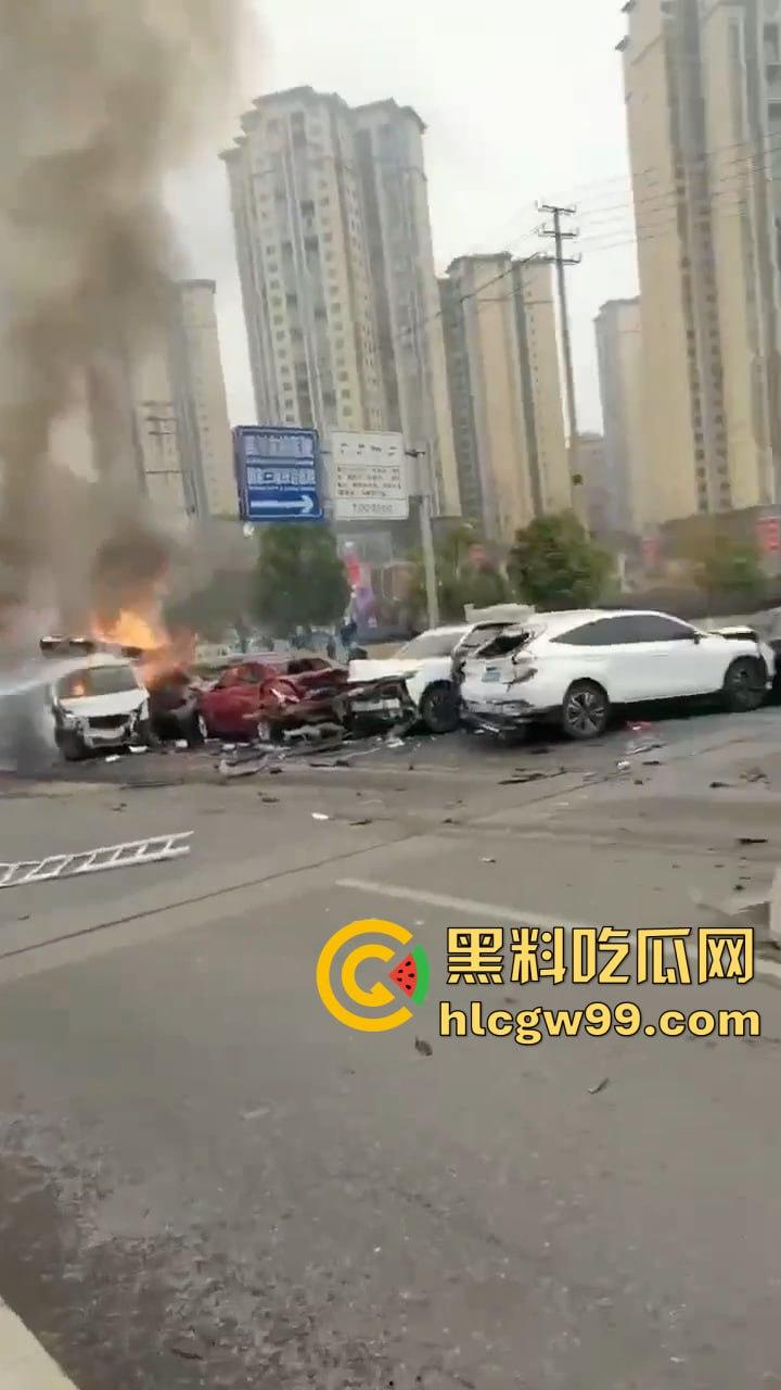 夺命惊魂!四川巴中公路变修罗场,渣土车疯狂冲撞血溅街头,多车成废铁,五人丧命!-5