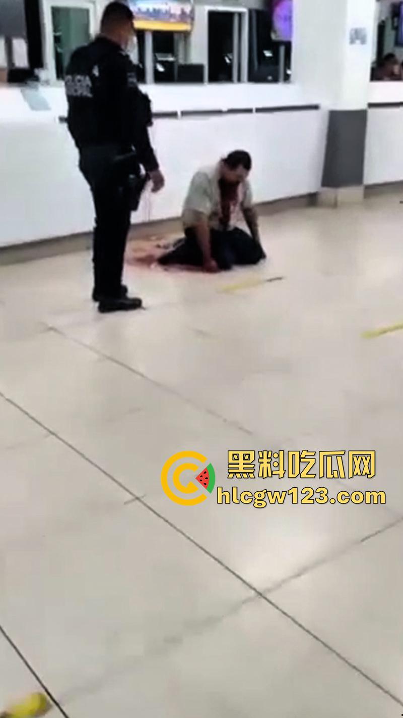 印尼医院自杀割喉,男子被医院诈骗,导致母亲病情恶化死亡,男子在医院杀医生后自杀反抗!-3