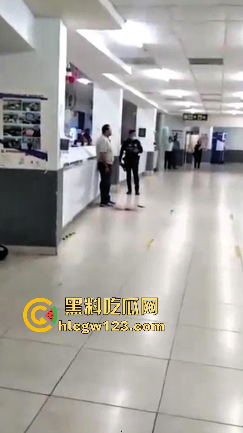 印尼医院自杀割喉,男子被医院诈骗,导致母亲病情恶化死亡,男子在医院杀医生后自杀反抗!-4