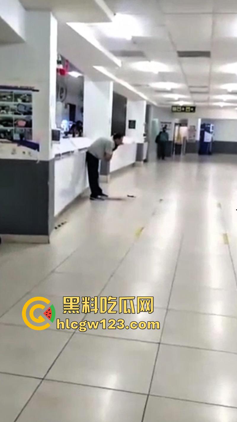 印尼医院自杀割喉,男子被医院诈骗,导致母亲病情恶化死亡,男子在医院杀医生后自杀反抗!-5