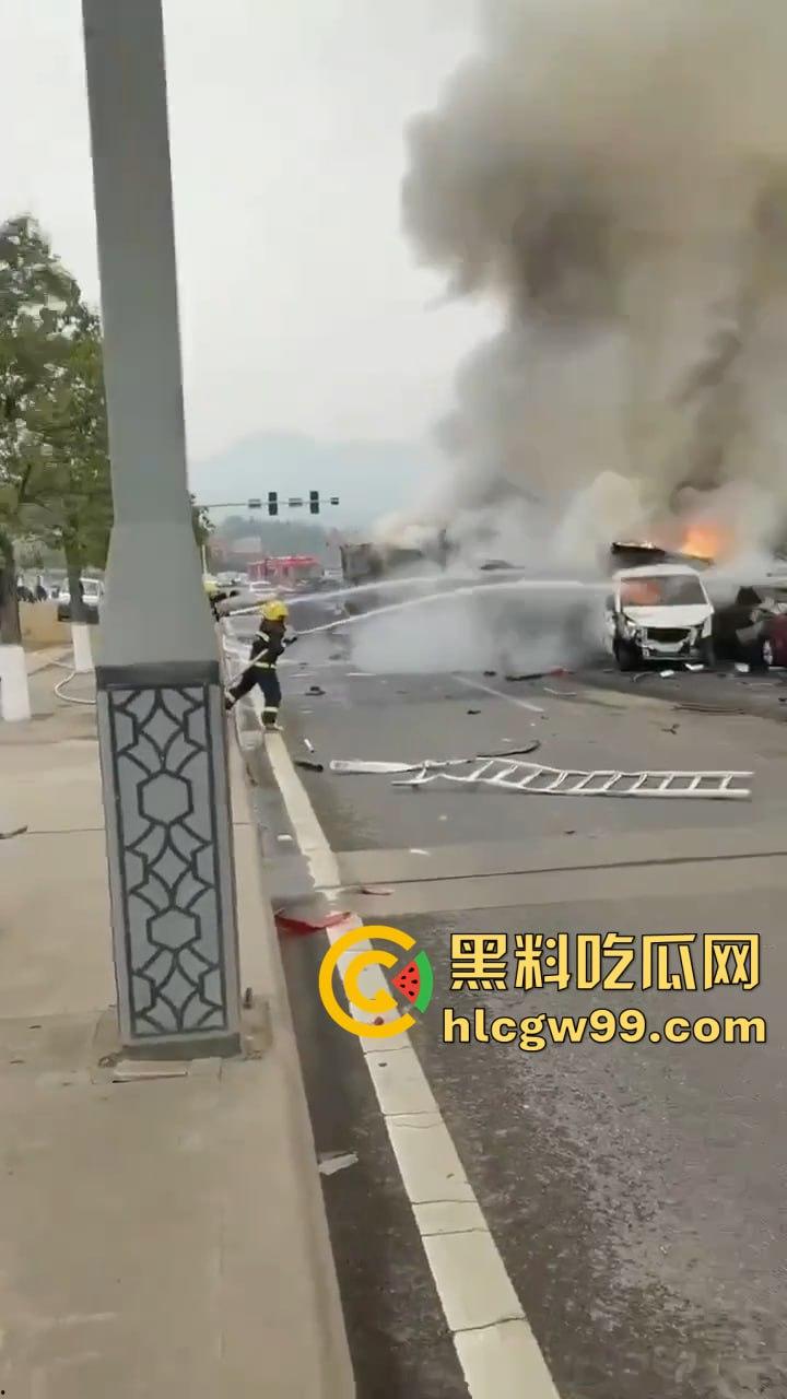 夺命惊魂!四川巴中公路变修罗场,渣土车疯狂冲撞血溅街头,多车成废铁,五人丧命!-8