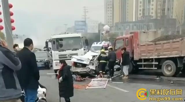 夺命惊魂!四川巴中公路变修罗场,渣土车疯狂冲撞血溅街头,多车成废铁,五人丧命!-9