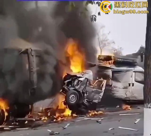 夺命惊魂!四川巴中公路变修罗场,渣土车疯狂冲撞血溅街头,多车成废铁,五人丧命!-10