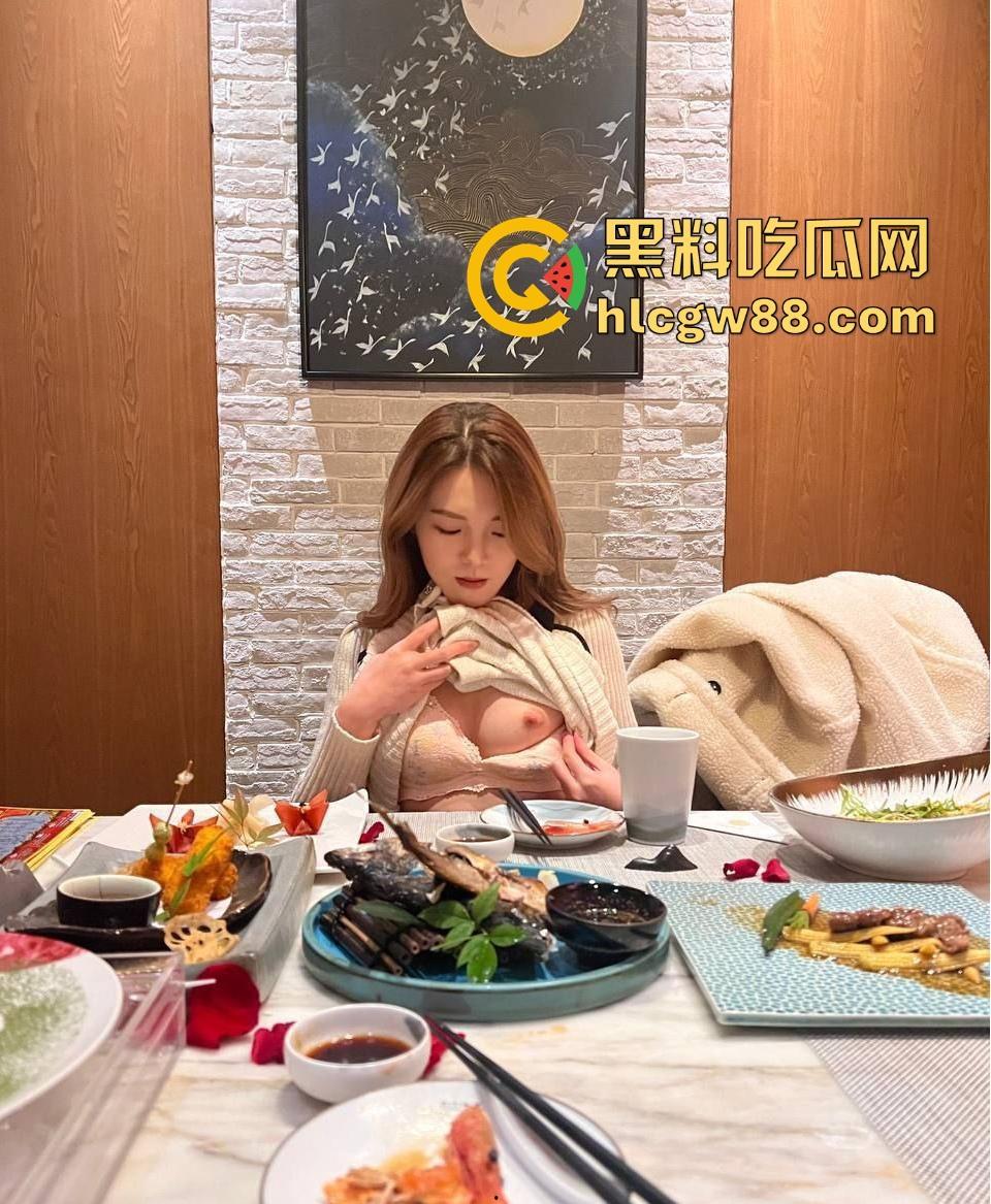 极品高颜值小母狗【黎欢欢】在高级私人餐厅玩露出 粉嫩的奶头 吃着主人的鸡吧,内容炸裂!-15