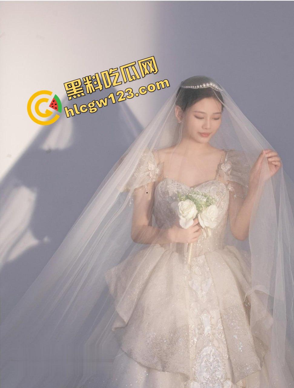 长沙『孙悦』结婚当天跟绿帽老公玩3P到天亮，婚纱白裙湿成奶油布丁，前男友肏完老公舔干！-1