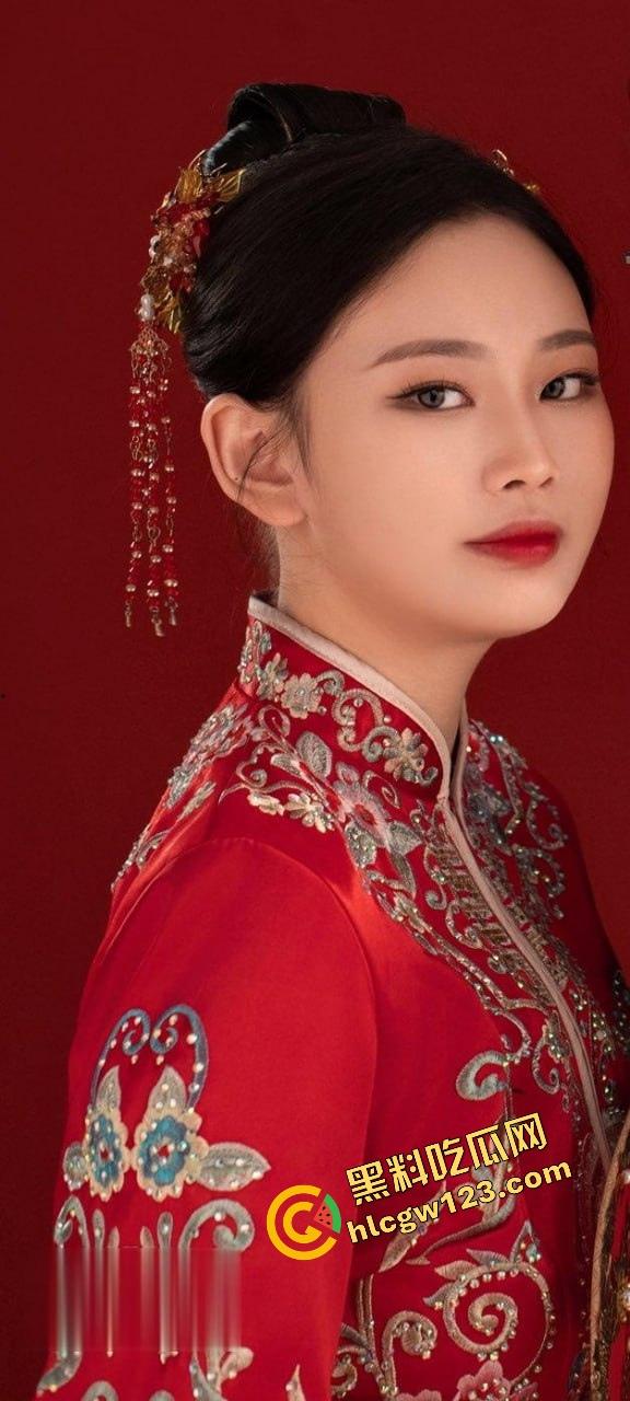 长沙『孙悦』结婚当天跟绿帽老公玩3P到天亮，婚纱白裙湿成奶油布丁，前男友肏完老公舔干！-2