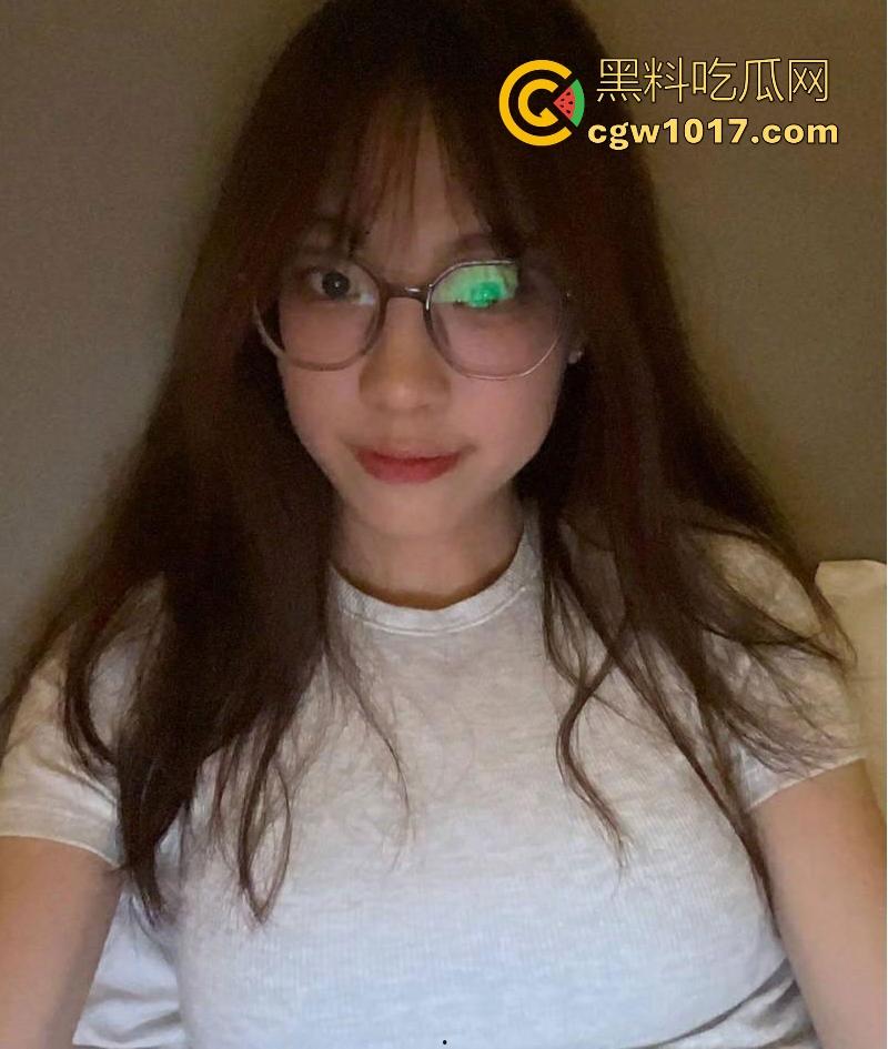 深圳职业学院反差骚学妹【李文萱】大眼骚妹一枚背着男友出轨,东窗事发现任男友把不雅视频曝光!-1