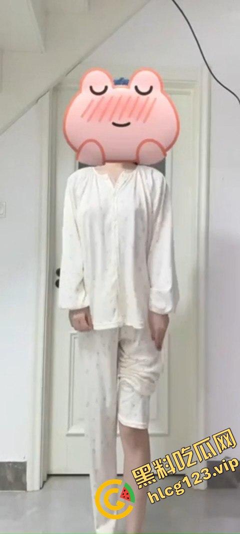 抖音80万网红【桃柒柒】裸舞玩出新花样!开灯关灯激凸擦边诱惑,粉丝炸锅内容已被隐藏!-3