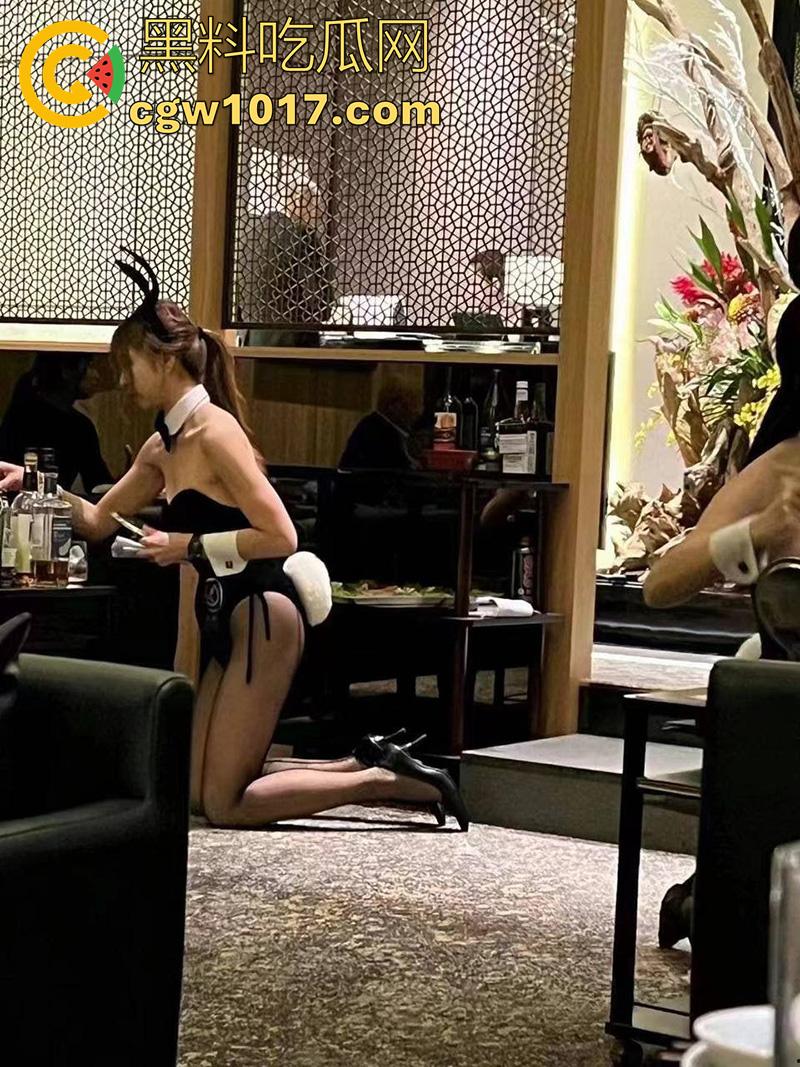 广州高端私密聚会偷拍,女仆主题私人会所,极品大长腿爆乳尤物,化身黑网袜女仆跪式服务,有钱人的快乐果然想象不到!-3