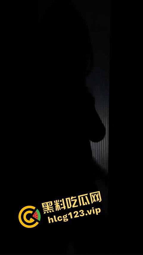 抖音80万网红【桃柒柒】裸舞玩出新花样!开灯关灯激凸擦边诱惑,粉丝炸锅内容已被隐藏!-9