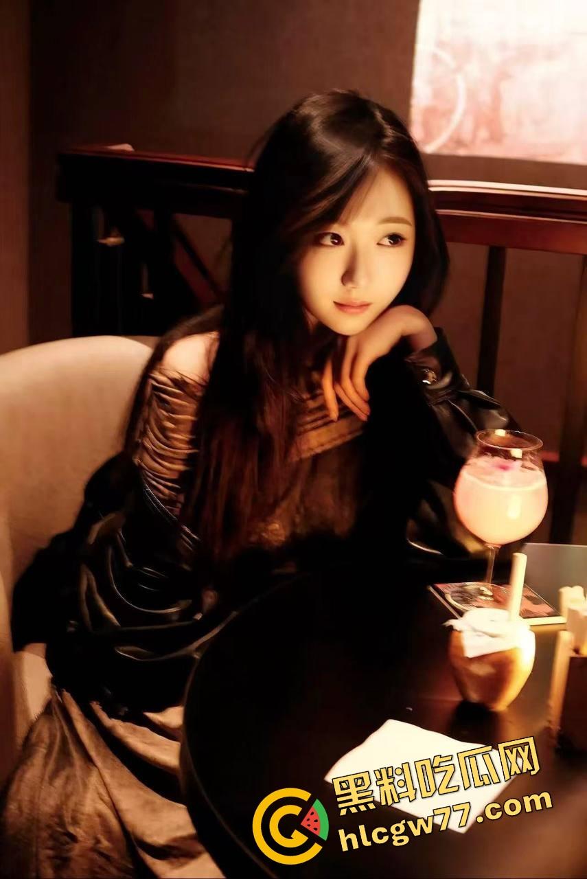 富哥牵着小骚逼逛商场,你见过鲍鱼一路滴到厕所的吗?这骚逼被干得连扶手都抓不住了!-1