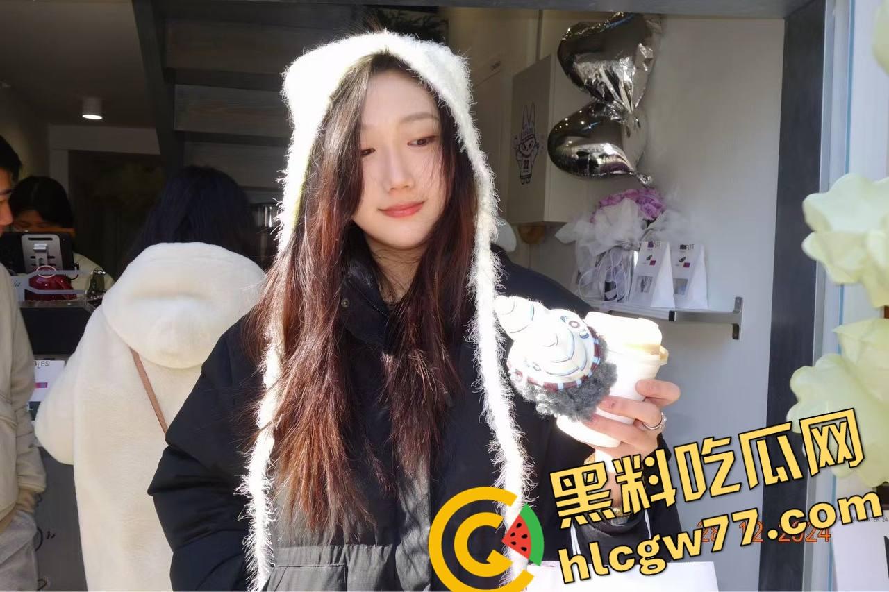 富哥牵着小骚逼逛商场,你见过鲍鱼一路滴到厕所的吗?这骚逼被干得连扶手都抓不住了!-5