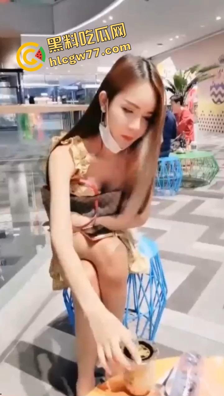 富哥牵着小骚逼逛商场,你见过鲍鱼一路滴到厕所的吗?这骚逼被干得连扶手都抓不住了!-6