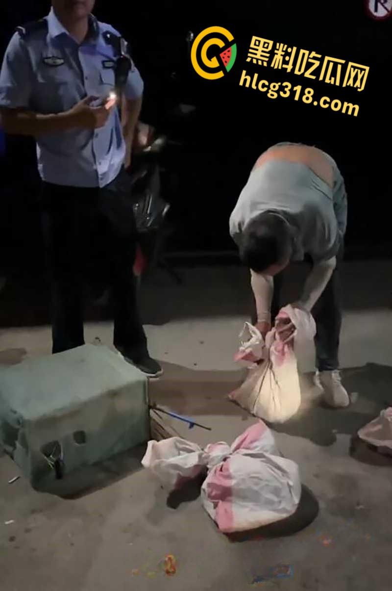 偷狗贼改偷猫了，一晚上偷窃十几只猫， 被路人几兄弟抓获， 报警后偷猫者声称第一次 !-4