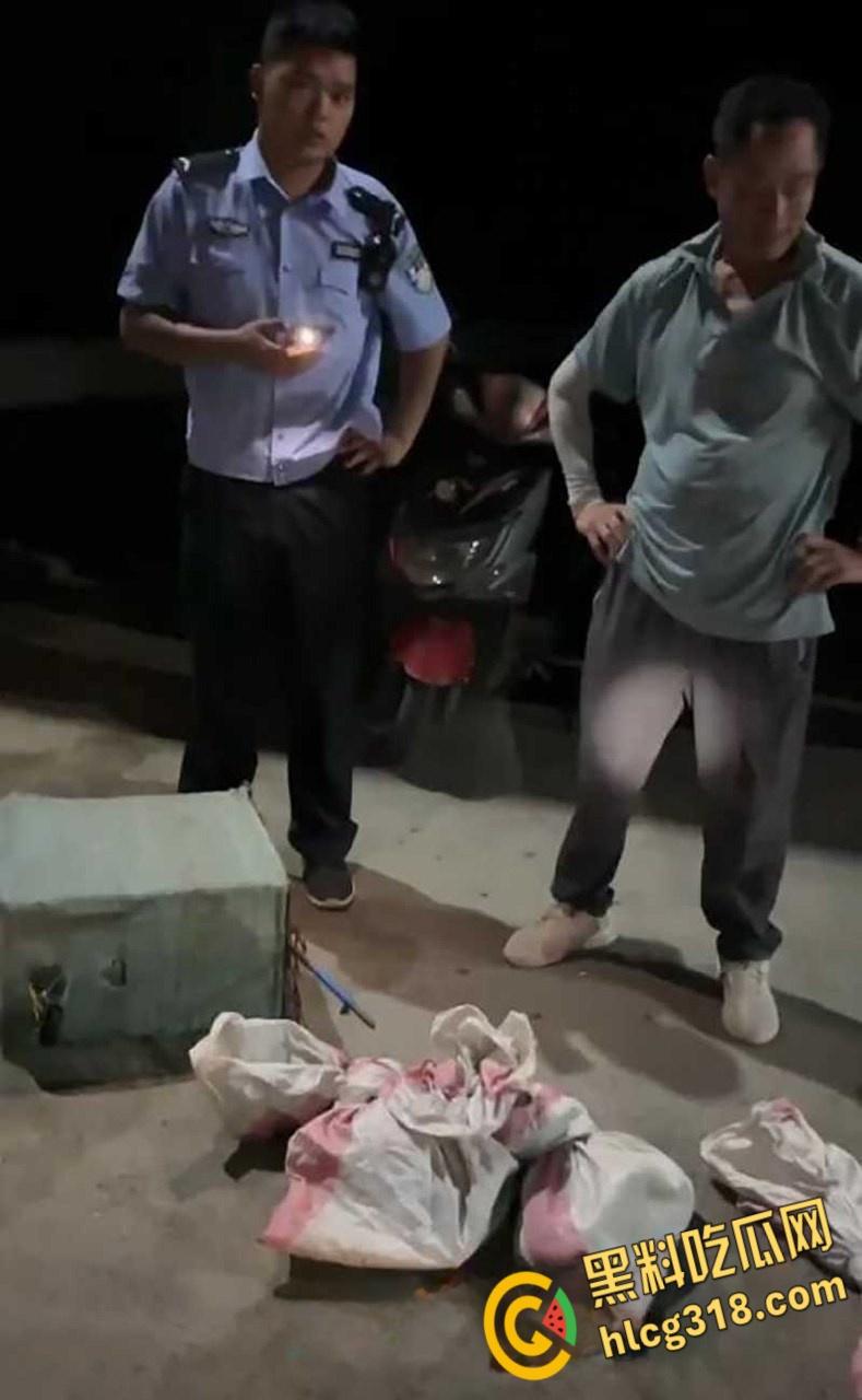 偷狗贼改偷猫了，一晚上偷窃十几只猫， 被路人几兄弟抓获， 报警后偷猫者声称第一次 !-7