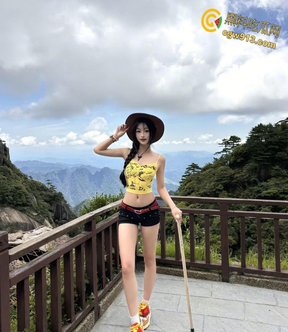 江苏理工大学校花【小蛋挞】 ,被学校富二代包养,穿各种开档黑丝后入挨操,露脸舔屌超反差!-4