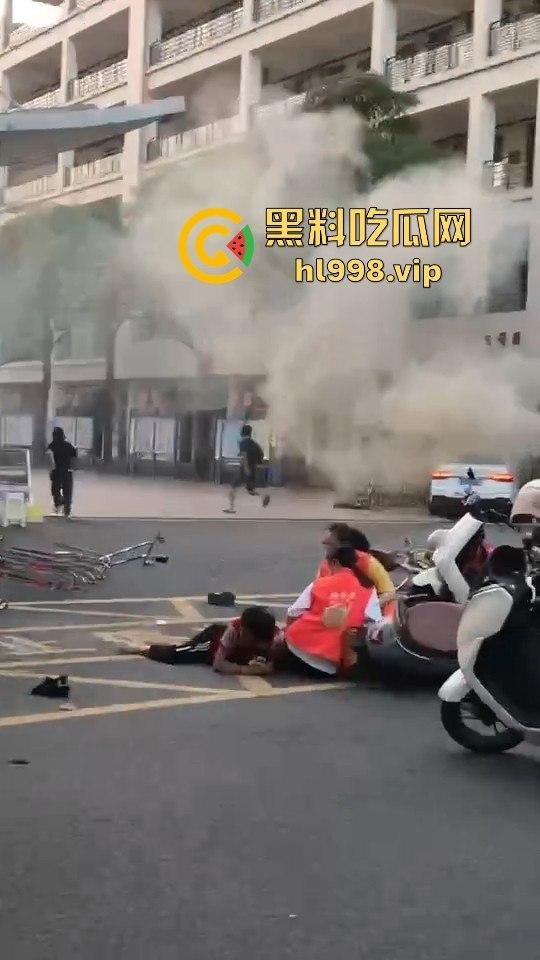 福建云霄县女司机火烧车疯狂冲撞学校！8人血洒当场，司机惨死！警方紧急调查背后真相！-6