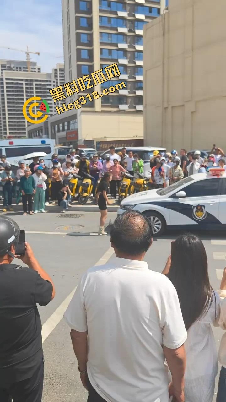 山东菏泽违停被贴条不服还爬警车狂吼,网红『玲玲宝贝』在线上演癫婆斗交警!-3