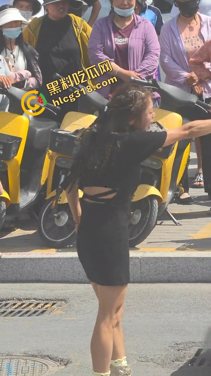 山东菏泽违停被贴条不服还爬警车狂吼,网红『玲玲宝贝』在线上演癫婆斗交警!-4