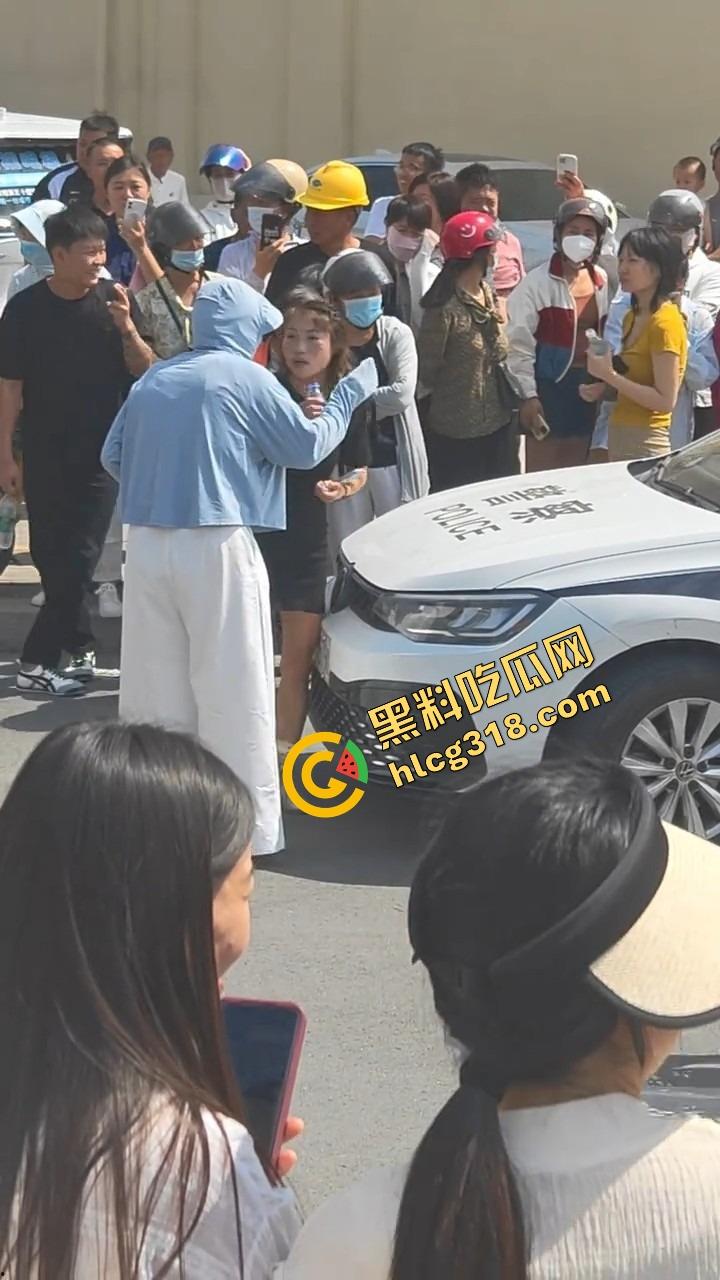 山东菏泽违停被贴条不服还爬警车狂吼,网红『玲玲宝贝』在线上演癫婆斗交警!-5