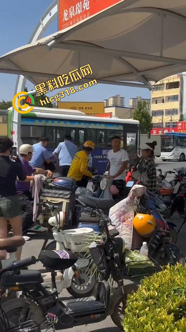 山东菏泽违停被贴条不服还爬警车狂吼,网红『玲玲宝贝』在线上演癫婆斗交警!-7