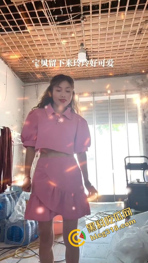 山东菏泽违停被贴条不服还爬警车狂吼,网红『玲玲宝贝』在线上演癫婆斗交警!-9