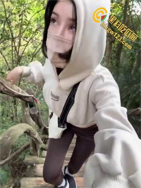 推特登山媛【李娜娜】卖逼方法超出想象,就喜欢落单的登山大哥,露出吃鸡野战!-1