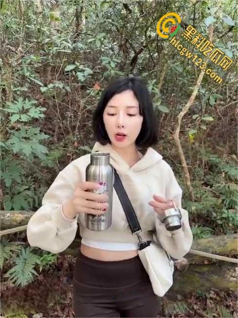推特登山媛【李娜娜】卖逼方法超出想象,就喜欢落单的登山大哥,露出吃鸡野战!-2