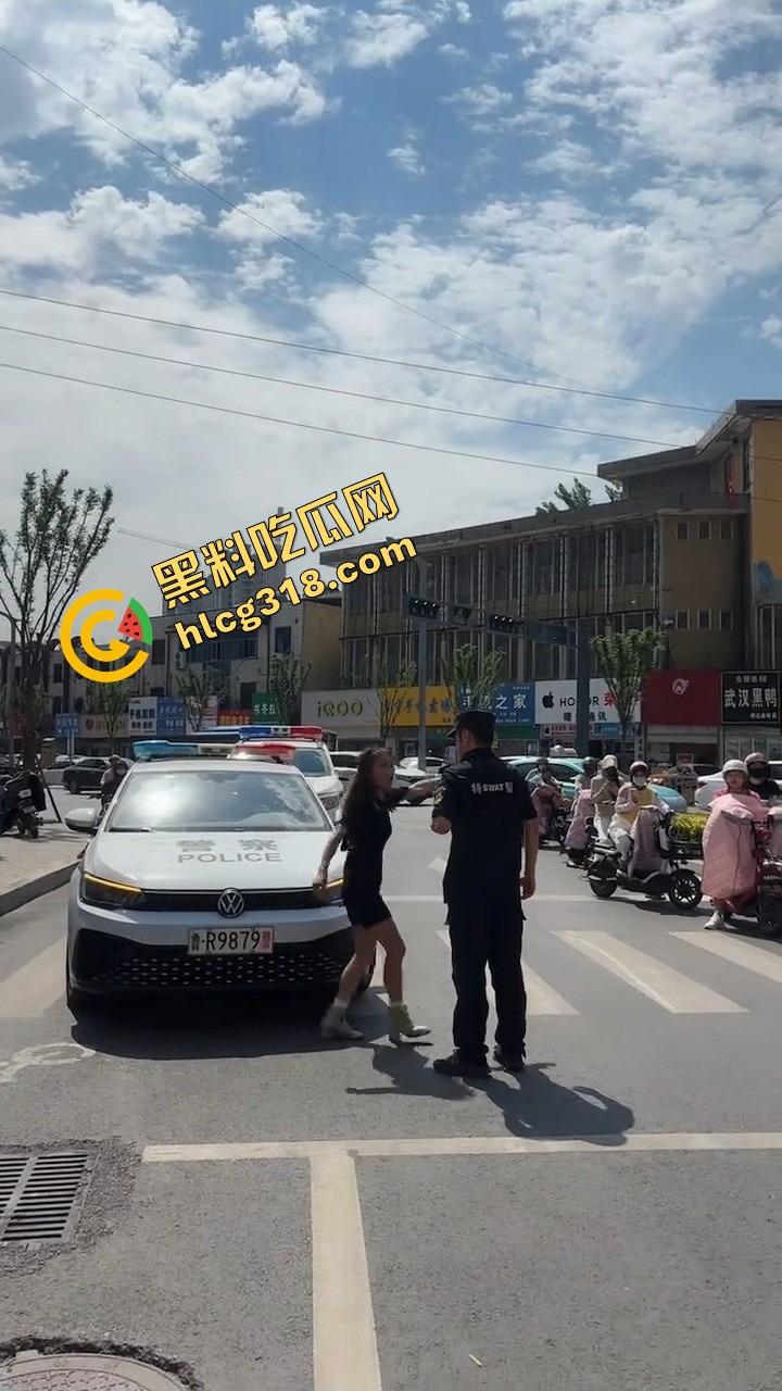 山东菏泽违停被贴条不服还爬警车狂吼,网红『玲玲宝贝』在线上演癫婆斗交警!-13
