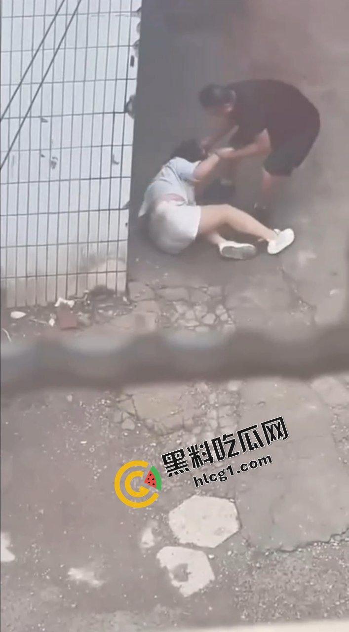 山西吕梁孝义 一男子当街殴打女子 痛下杀手 用脚踩砖头砸 被路人小姐姐报警 实拍视频传出！-6