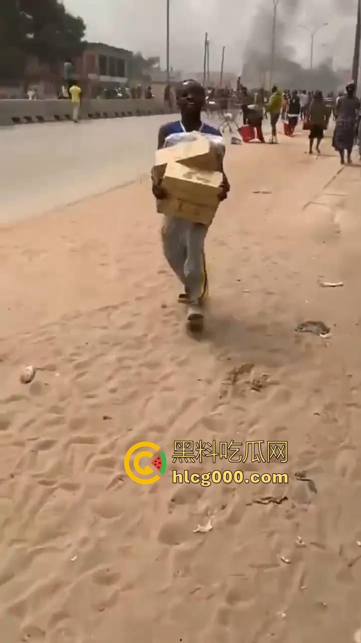 安哥拉华人商铺遭受零元购,当地黑哥满载而归,一大群人疯抢中国商品,还得是黑哥的优良传统!-1