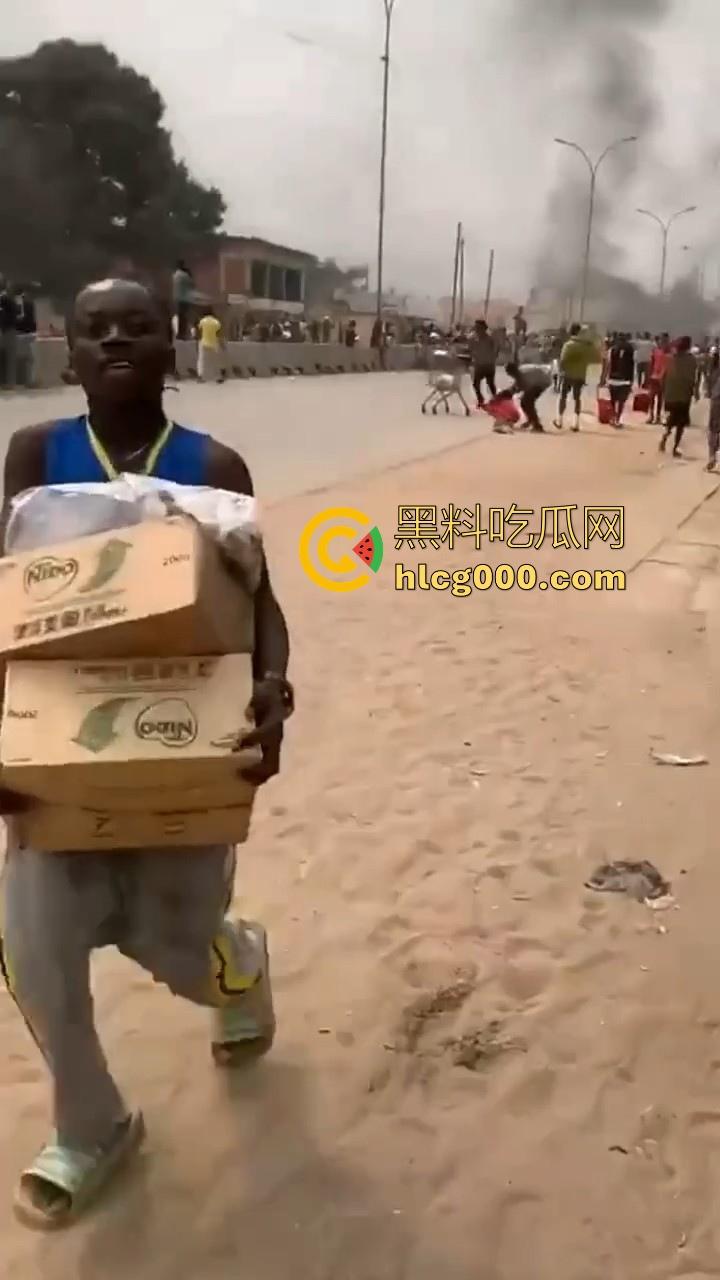 安哥拉华人商铺遭受零元购,当地黑哥满载而归,一大群人疯抢中国商品,还得是黑哥的优良传统!-2