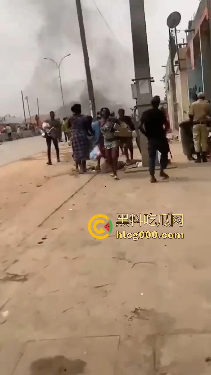 安哥拉华人商铺遭受零元购,当地黑哥满载而归,一大群人疯抢中国商品,还得是黑哥的优良传统!-3