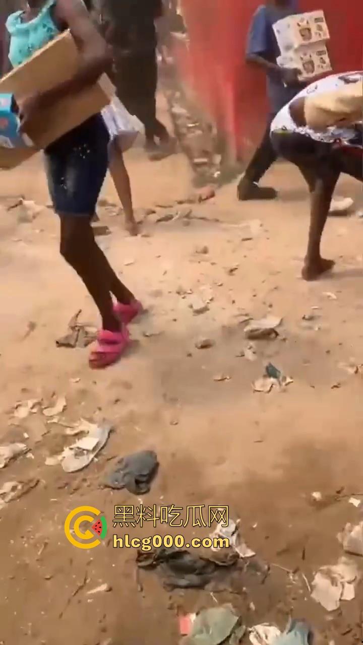 安哥拉华人商铺遭受零元购,当地黑哥满载而归,一大群人疯抢中国商品,还得是黑哥的优良传统!-4