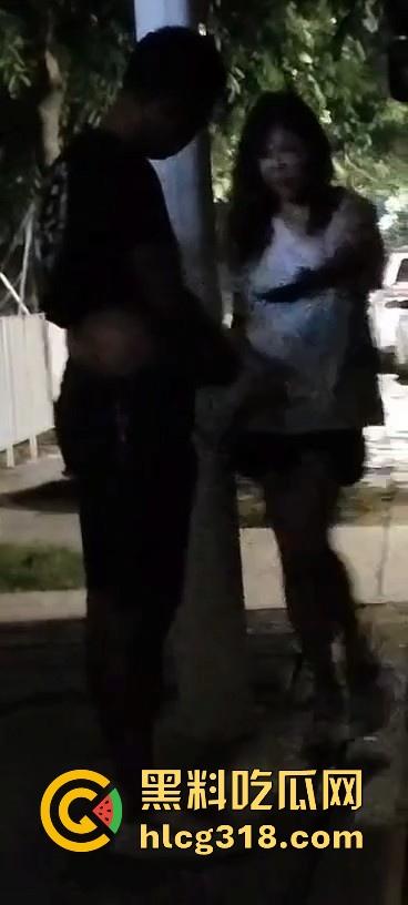 货车夫妻路边野战！面对偷拍围观者毫不慌张 还把肥臀翘起来一点方便老哥入深一点 巨骚无比！-5