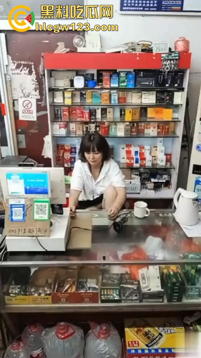 超市寂寞骚逼老板娘，一边和绿帽老公视频，一边无内露穴勾引客人，这就是露出的刺激么！-2